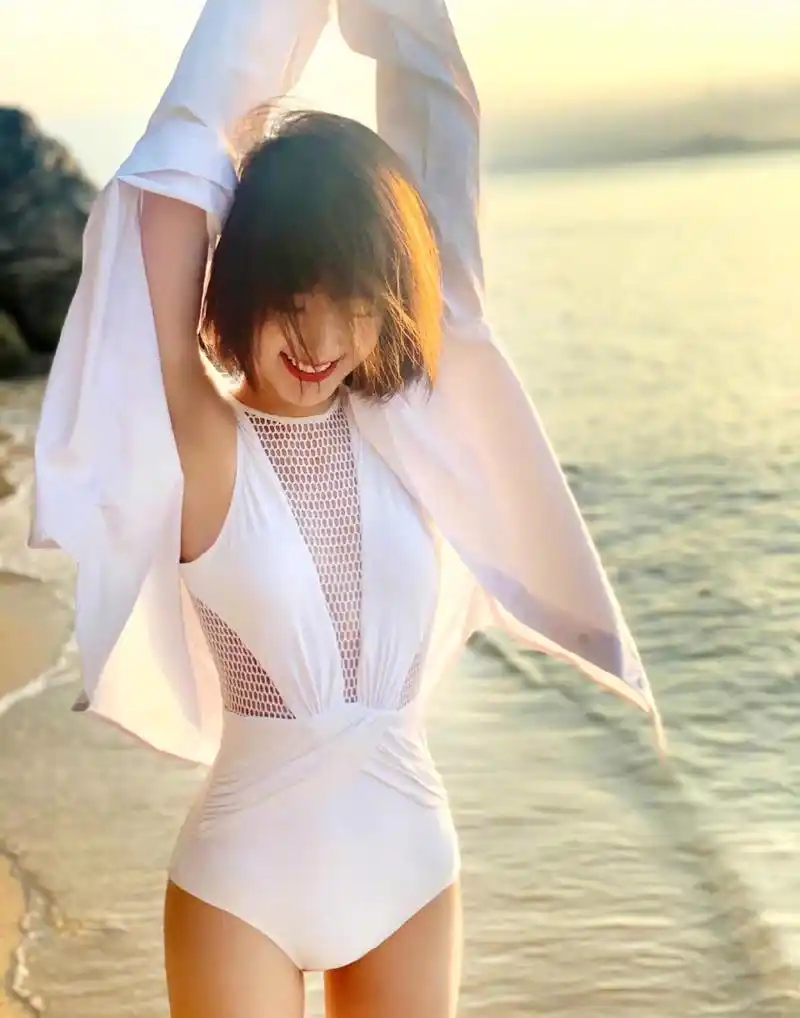 毛晓彤的海边性感大片