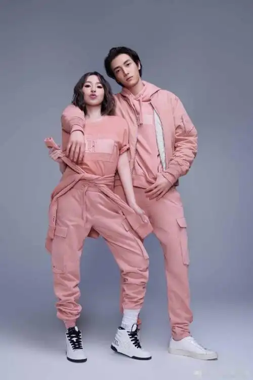 萧亚轩与男友穿粉色情侣装录综艺,俩人勾肩搂腰似连体婴,太腻乎|小