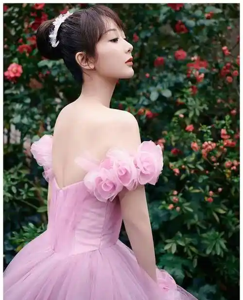 杨紫再也不是小朋友们了,穿着裸粉色的纱裙,却有一种时尚妩媚感_造型