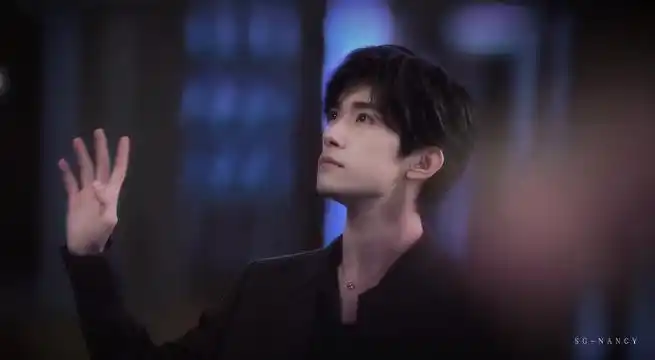 易烊千玺手拿dv走红毯##gq出图了