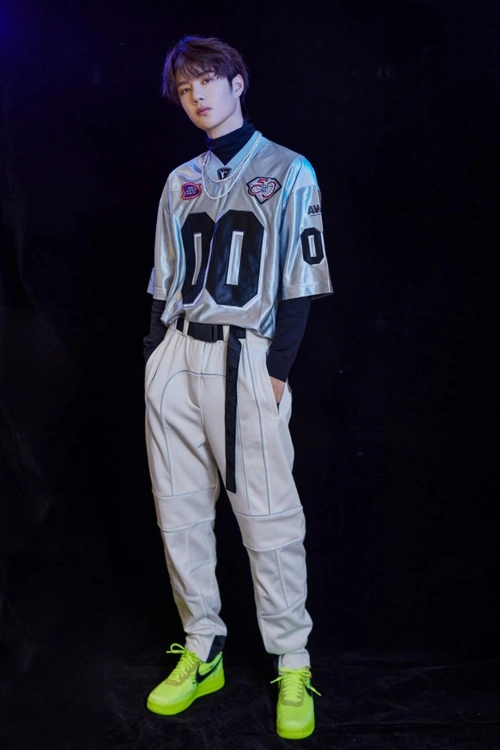 王一博有哪些堪称模范男友的穿搭造型