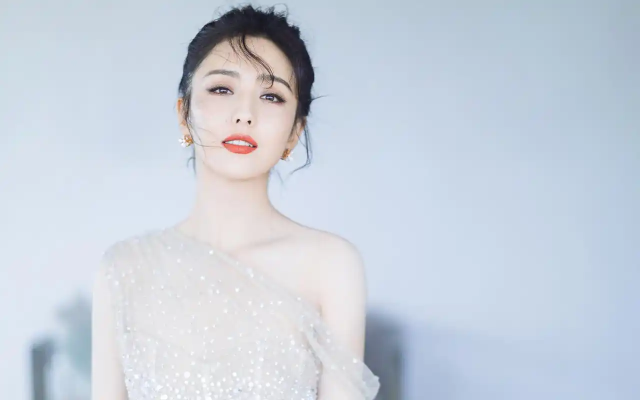 佟丽娅仙气白裙高清桌面壁纸