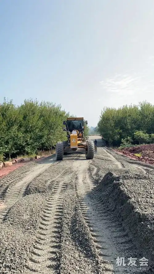 水稳层平地机图片