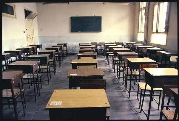 1986年4月 北京171中学教室.(我们也曾经试过单人单桌)