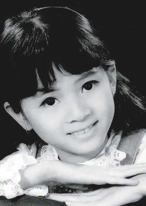 童年时期的梅艳芳