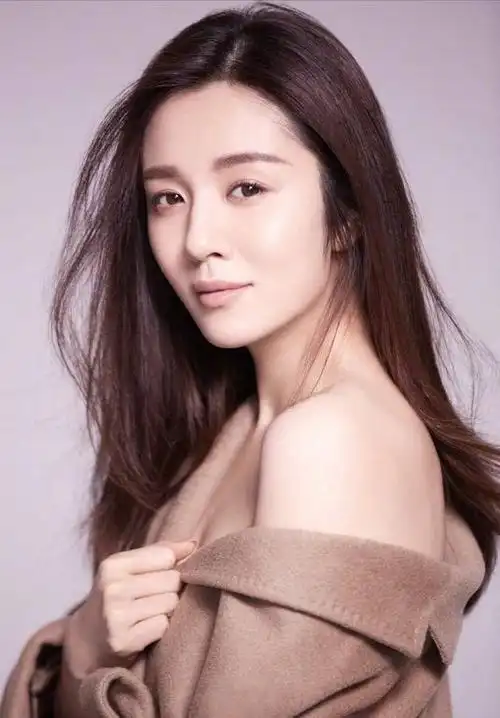 王晓晨恋情疑似被曝光,与男友一同吸烟清纯形象崩塌_网易订阅