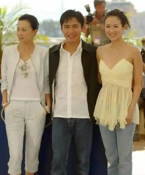 章子怡早期穿黄色小吊带同框梁朝伟,帅男靓女真养眼_眉骨_微微_双眼皮