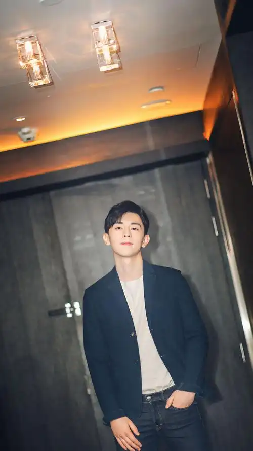 邓伦帅气迷人写真图片手机壁纸,明星,高清,阳光,帅气,清爽,邓伦,手机