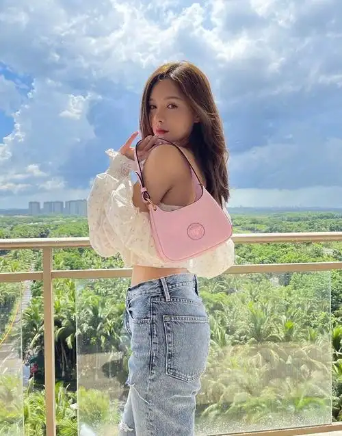 沈梦辰外形条件本来就很不错,身材高挑,官方身高有1米72左右,而且身材