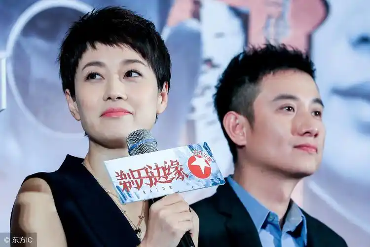 马伊琍探班文章片场获老公亲密靠胳膊