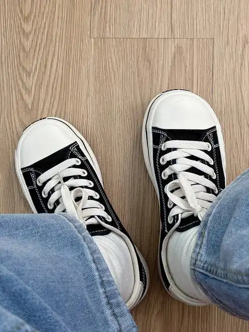 这不就是韩剧女主角穿的帆布鞋嘛