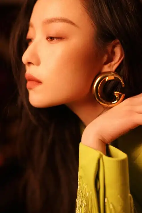 倪妮的腿低调不了一点