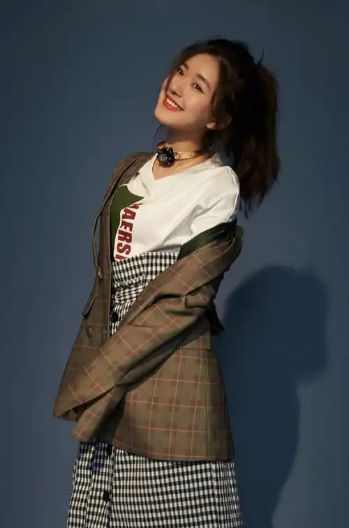 赵露思时尚轻熟风格写真