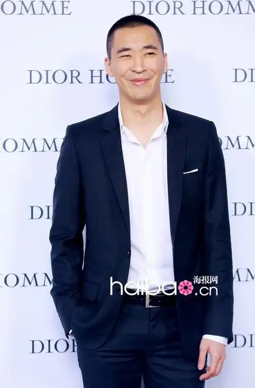 黄立行身着条纹西服亮相迪奥·桀傲 (dior homme) 男装北京大秀