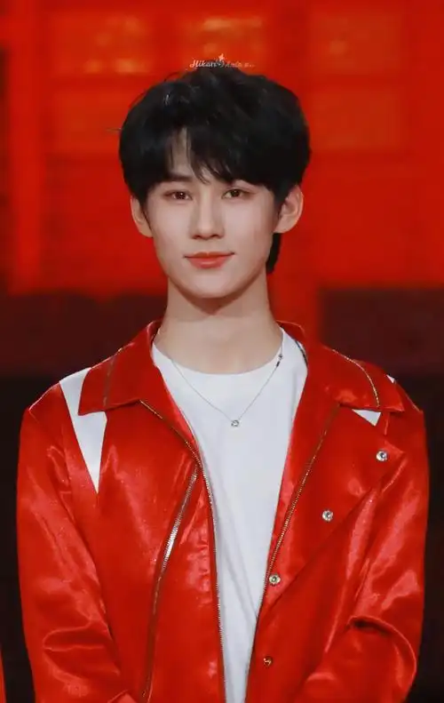 张真源超话#时代少年团北京春晚舞台花絮#04#北京台春晚#爆竹声中一