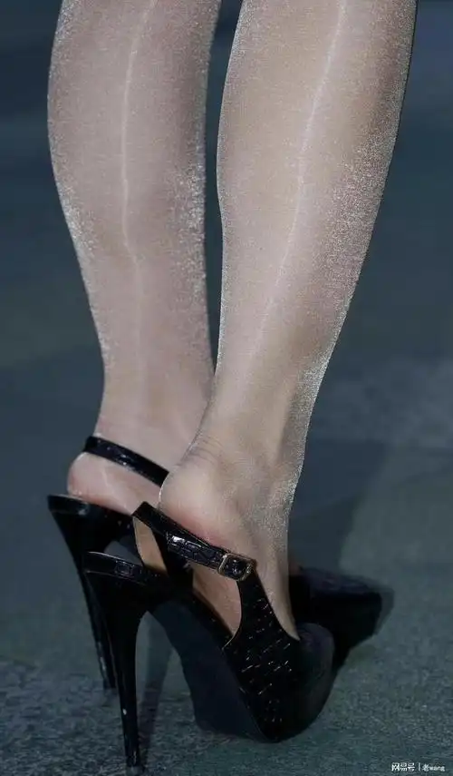 油亮丝袜的魅力搭配让你成为闪耀焦点