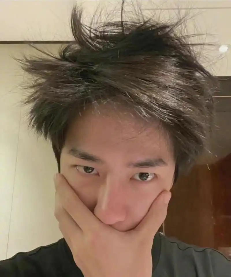 王一博刚睡醒的样子,就算素颜朝天也掩盖不了他的帅气!