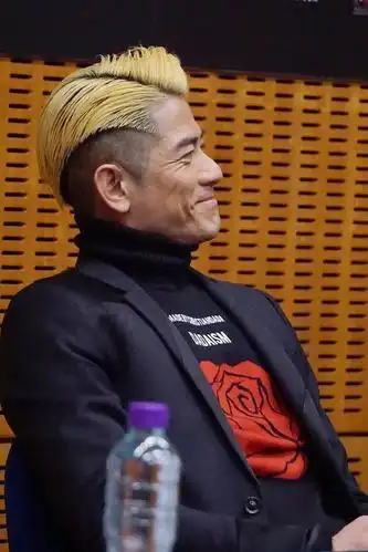 郭富城染了一头金发走红毯,但手指甲才是亮点