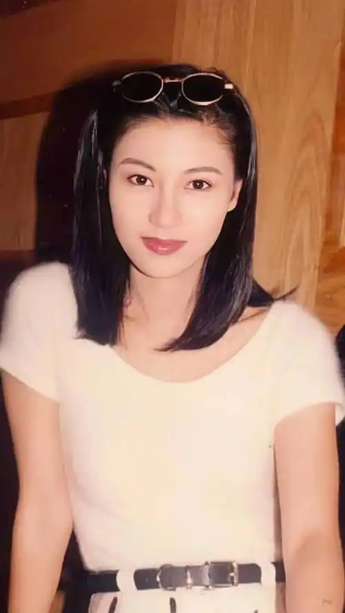 李嘉欣青涩的学生时代,美女也有美女的烦恼_父亲_家庭_香港