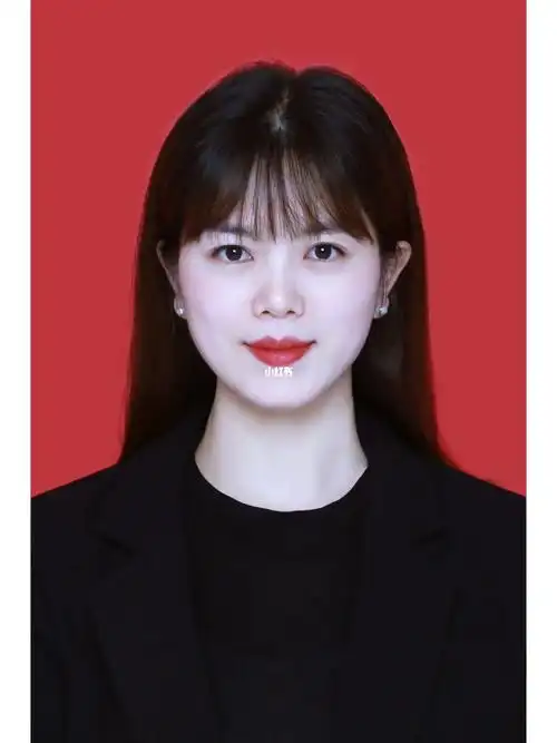 这大红底证件照自带严肃感