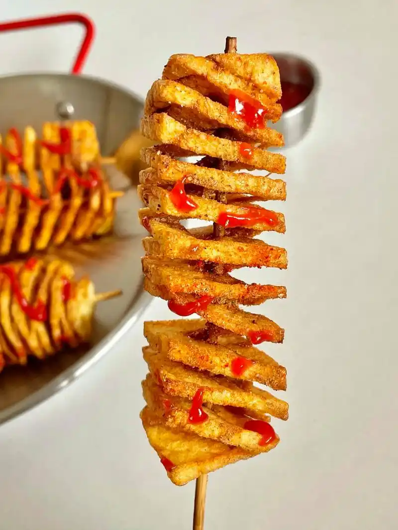 完美复刻街边旋风薯塔99学会可以出摊了93 街边10块一个,我2块