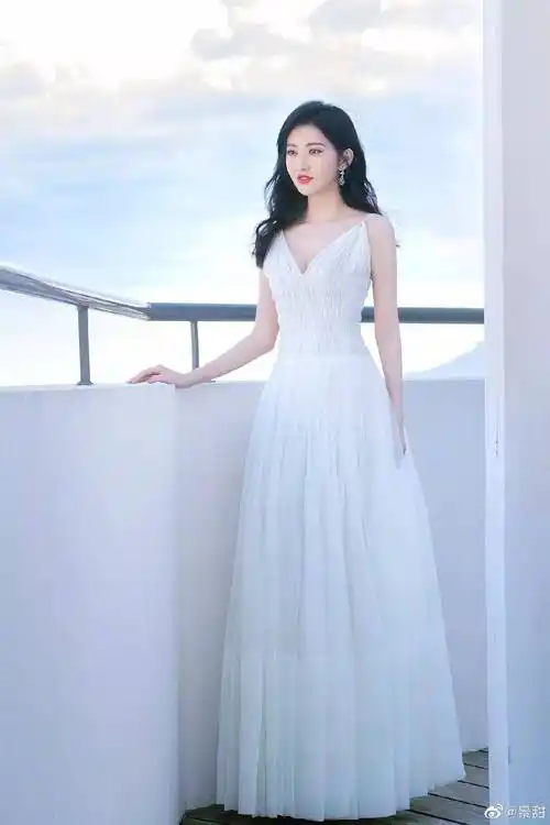 夏天热热热快来看女明星穿小白裙