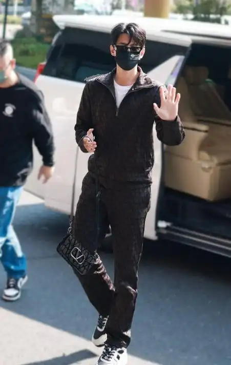 杨洋在杭州亮相搭配咖啡色衣服展现年轻帅气之风采