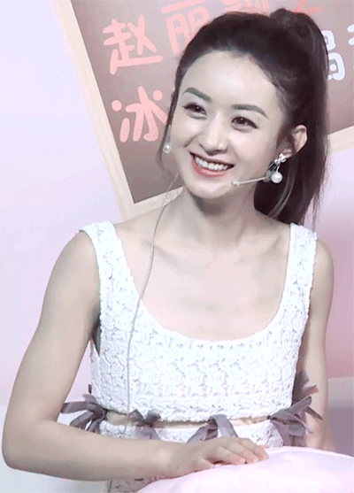 戴上耳麦的赵丽颖像女团门面担当一看就是楚乔传时期