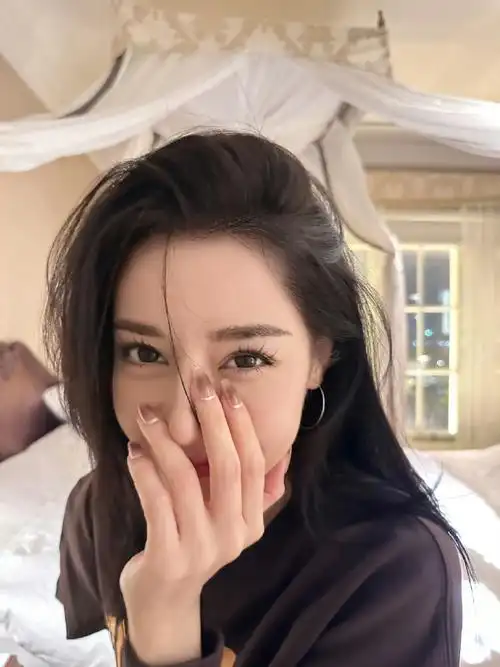 迪丽热巴坐在熊中间##迪丽热巴的蓝色假发片