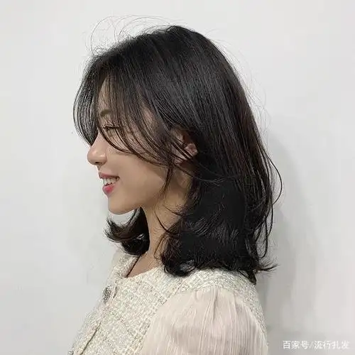 今年很流行的女生烫发,简单烫个型,时髦又减龄