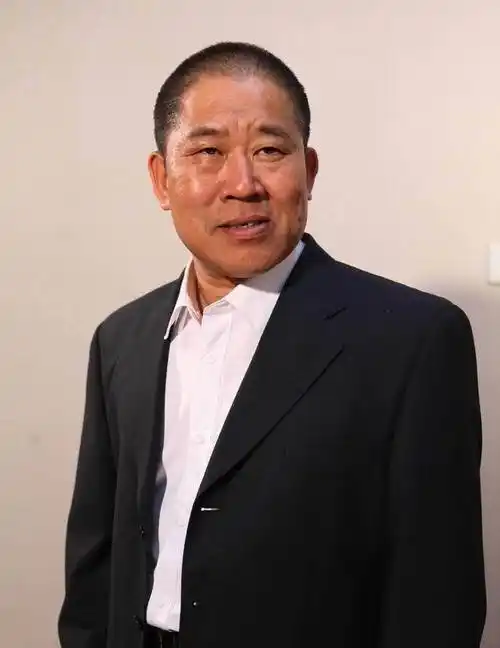 原创7岁毁容被嫌弃荧幕丑角却敢与潘长江比帅演技精湛成国家一家