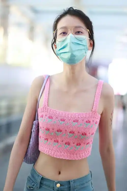 乔欣粉色吊带秀无敌小蛮腰 戴眼镜似清纯学妹