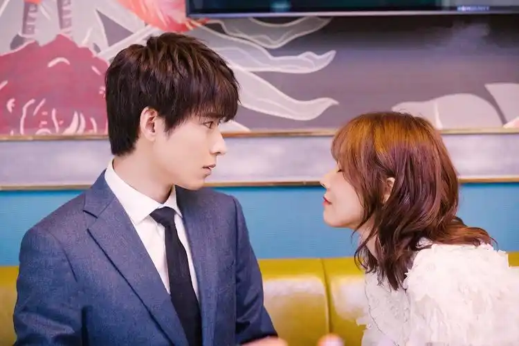 他在逆光中告白大家全在关注主角时没发现男二是个宝藏男孩