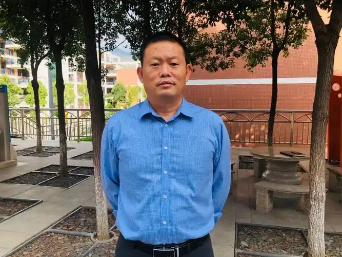 盐边县中学校校长 黄尔林这次捐赠活动,对于我们学校来说,意义重大.