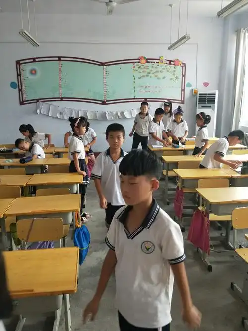 下课了,我们做到快,静,齐,站队,教室桌椅摆放整齐,桌面整洁.