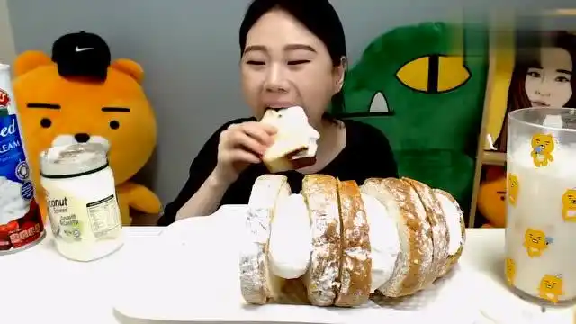 韩国美女吃奶油面包,大口大口的啃,吃的贼过瘾