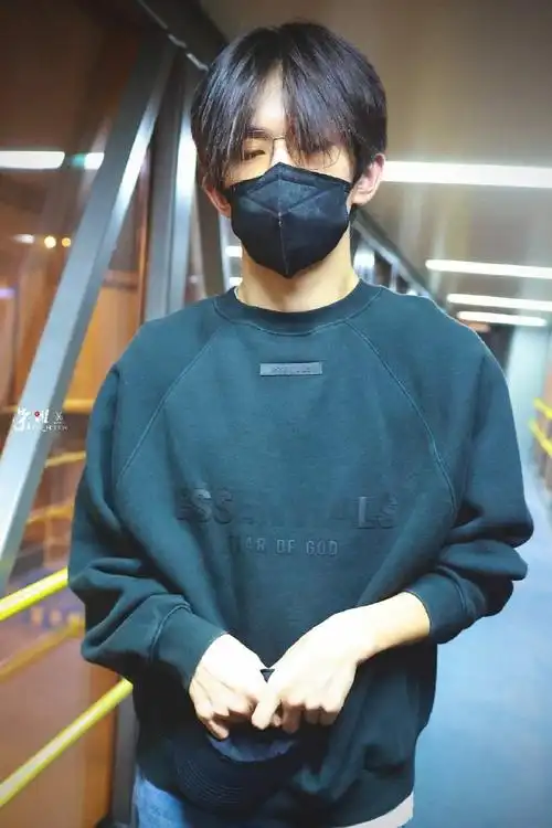 易烊千玺机场#易烊千玺机场新look,卫衣牛仔裤,顺毛,整个造型简约