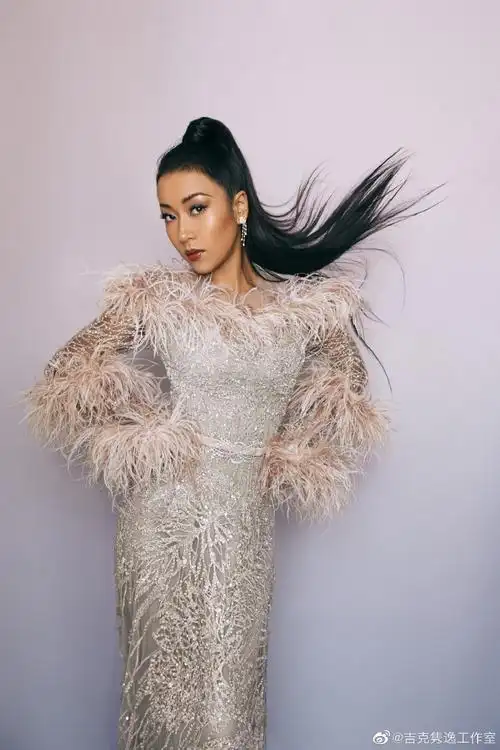吉克隽逸身穿白色羽毛长裙在舞台上绽放光芒78#2021中国品牌日晚会