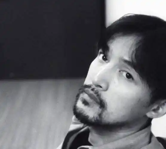 彭于晏胡子拉碴秒变邋遢汉,表情管理和胡歌有得一拼_样子_环境_照片