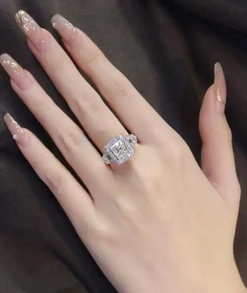 我也有10克拉钻戒