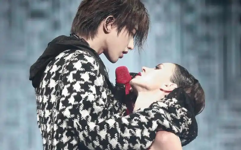 【蔡徐坤哭了,借位吻】2021北京场首场个人巡回演唱会,应援记录帖第六