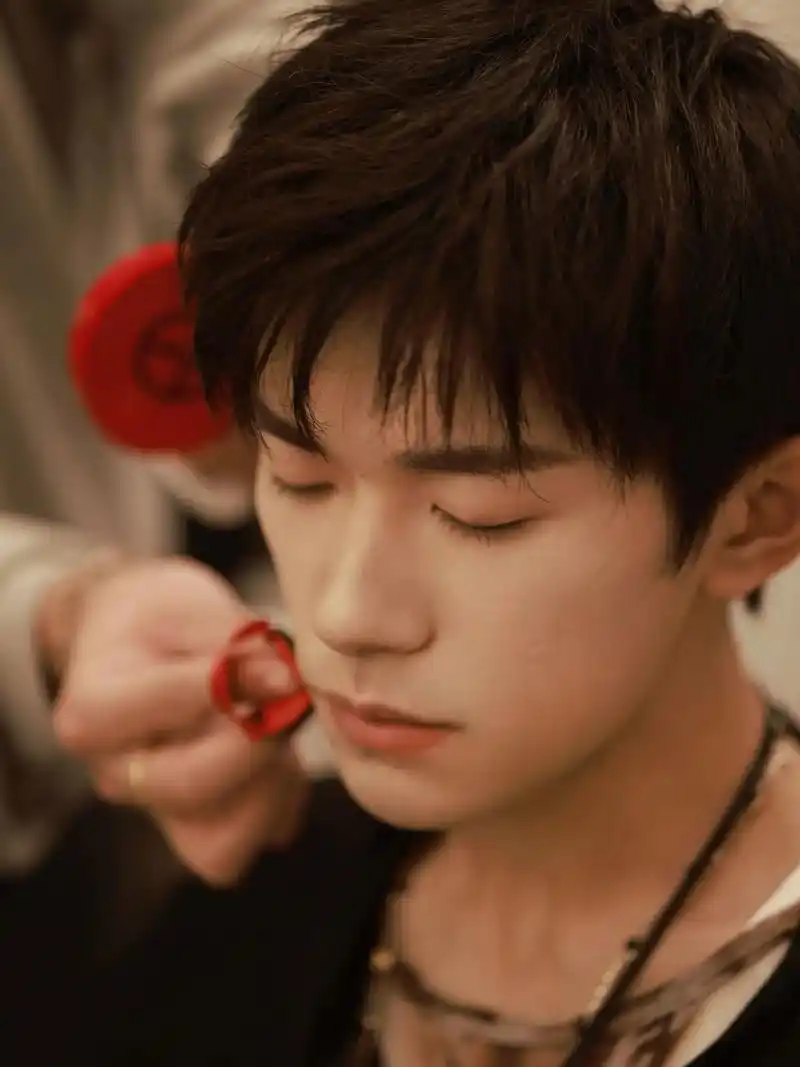 易烊千玺 我滴妈呀!是帅死我了! - 抖音