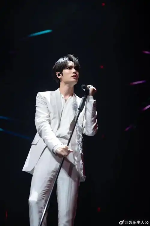 林彦俊 卖书#昨晚直播提及到的新书其实是作为礼物送给粉丝,并非梢档