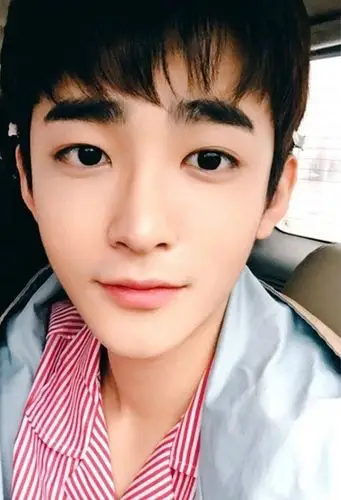 瓜子脸男学生怎样剃发好看 小伙子精神十足短发图