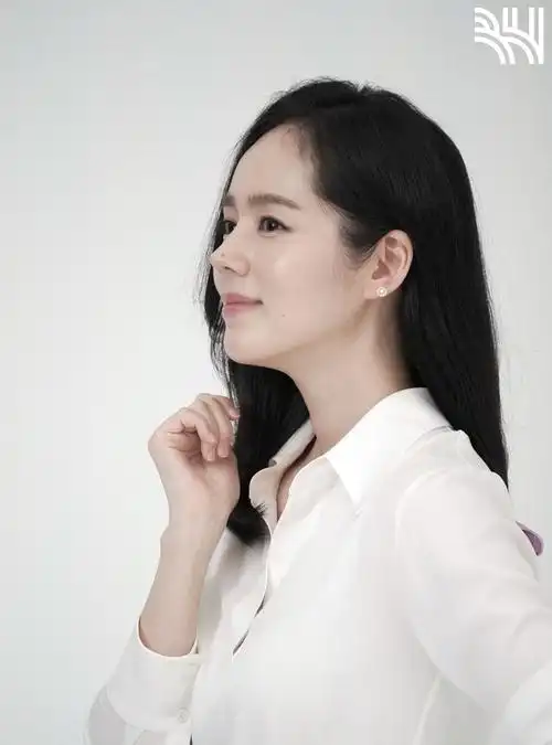 韩佳人近照曝光身穿浅蓝色方领连衣裙恬静优雅