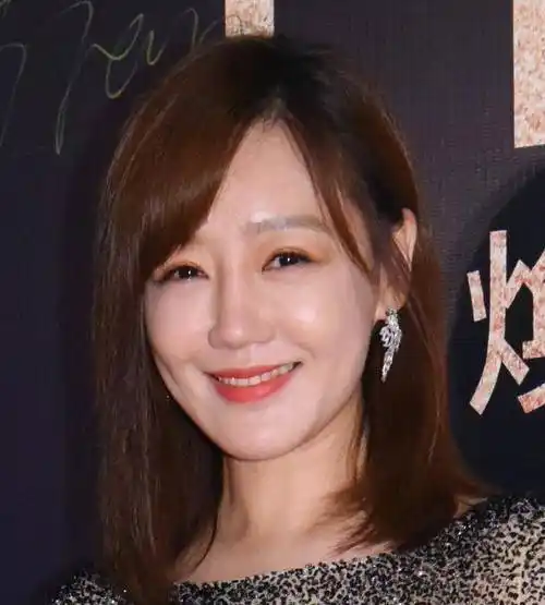 原创胡歌前女友薛佳凝近照曝光与神秘男子牵手疑似恋爱祝她幸福吧
