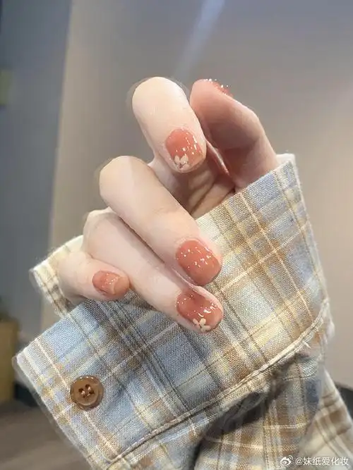 没形容词来形容了简单的底色加上黄黄的小花 更加有特色#美甲分享