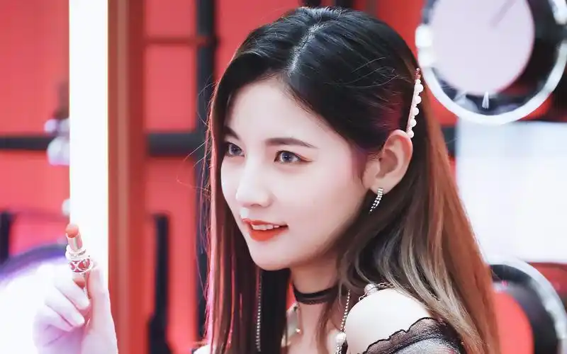 赵粤出现在绵羊vlog里参加ysl音乐派对活动的赵粤20190505