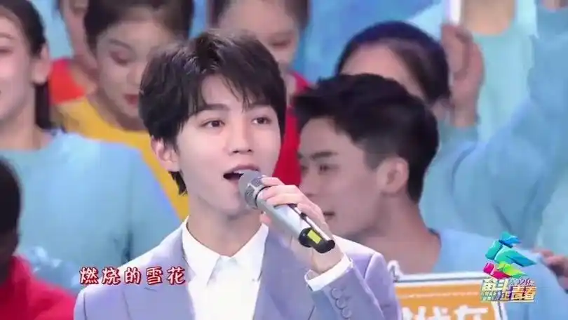 2021年央视五四晚会王俊凯关晓彤合唱燃烧的雪花
