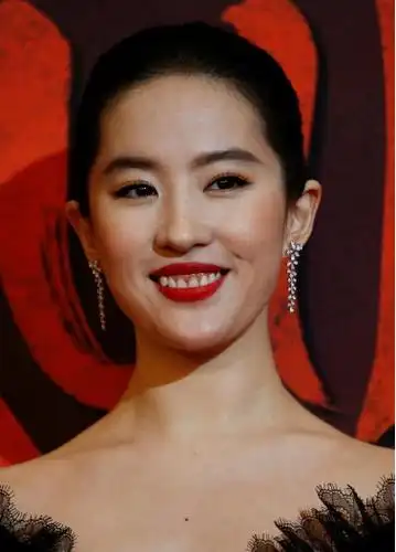 刘亦菲笑起来会露出牙龈,她不能大笑,刘亦菲自己也曾说自己是全家最丑